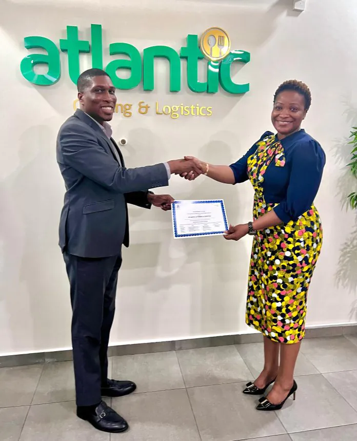 Tolu Lacroix Directeur exécutif de l'ONU Global Compact Ghana à gauche en présentant le certificat à Maud Lindsay Gamrat PDG d'Atlantic Catering juste après la scénario