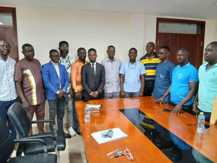 Ministre régional de l'Ouest Nord, l'hon. Wilbert Petty Brentum (7e de gauche), avec des officiers de communication NDC