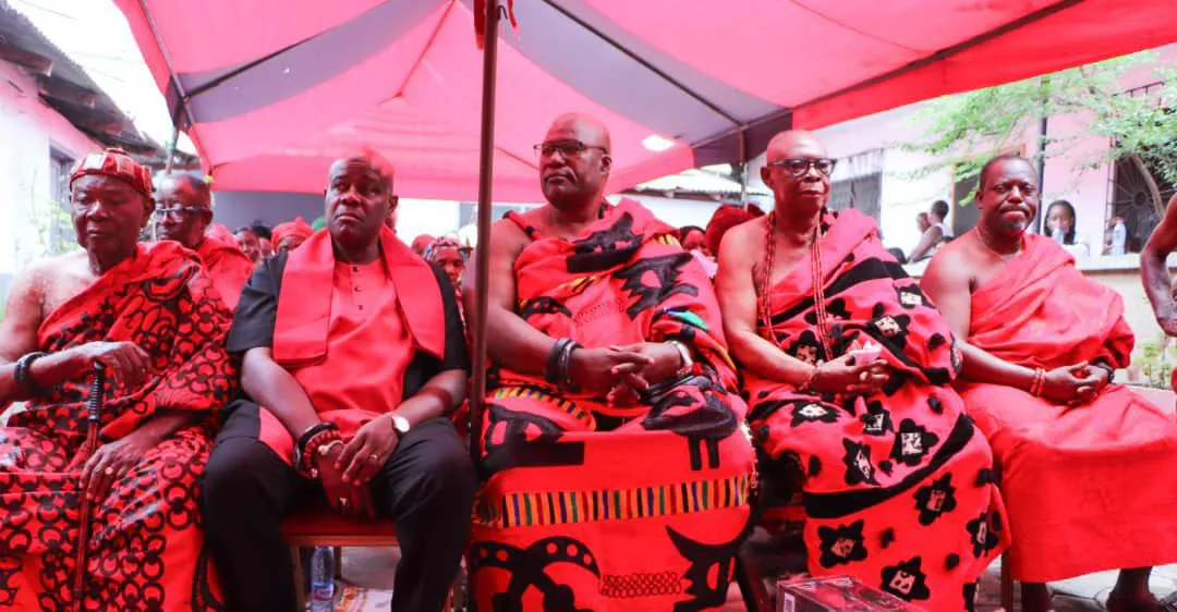  Ambassadeur du Suriname au Ghana, il Fidelia Graand-Galon, installé comme reine du développement, mère d'Otublohum