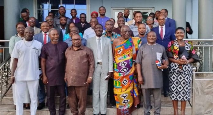 Membres du Parlementary Select Committee on Health avec la gestion de la COA Research and Manufacturing Limited Company