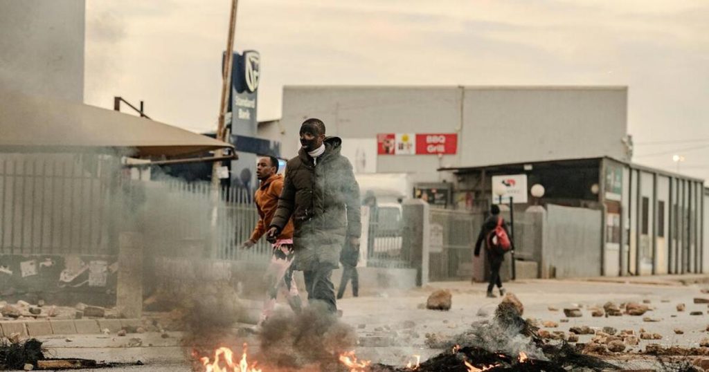 Après de violentes manifestations, le maire d'Ekurhuleni Xhakaza suspend temporairement les frais d'électricité fixes
