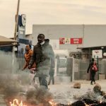 Après de violentes manifestations, le maire d'Ekurhuleni Xhakaza suspend temporairement les frais d'électricité fixes