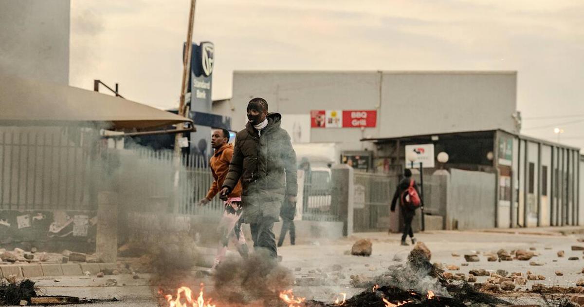 Après de violentes manifestations, le maire d'Ekurhuleni Xhakaza suspend temporairement les frais d'électricité fixes