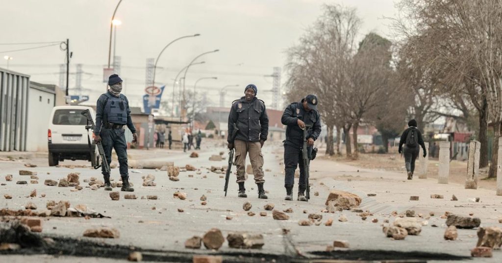 Au moins une douzaine de résidents de Tembisa ont blessé lors de batailles avec la police d'Ekurhuleni