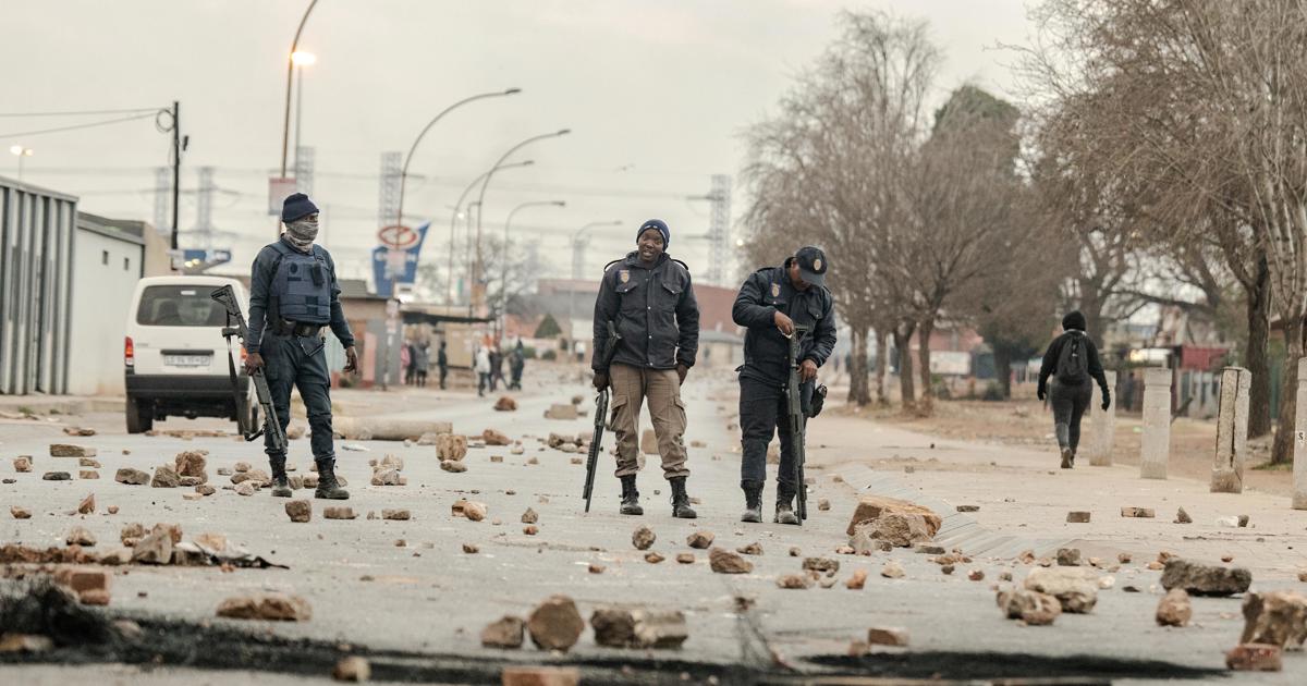 Au moins une douzaine de résidents de Tembisa ont blessé lors de batailles avec la police d'Ekurhuleni
