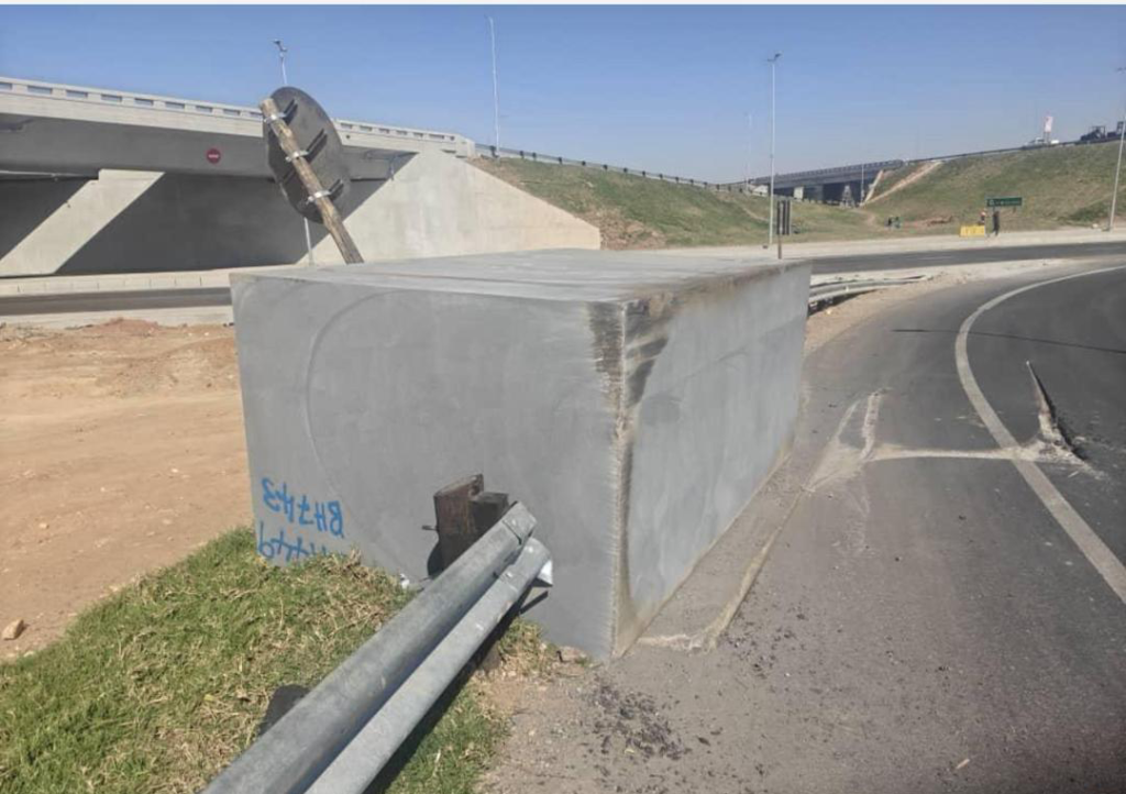 Truck impounded for damaging Trabablas Interchange