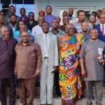 Membres du Parlementary Select Committee on Health avec la gestion de la COA Research and Manufacturing Limited Company