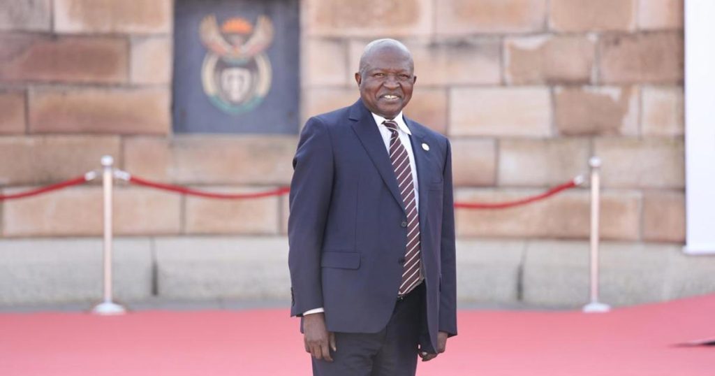 En deuil affluent vers la maison de Mabuza à Barberton