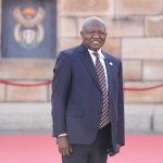 En deuil affluent vers la maison de Mabuza à Barberton