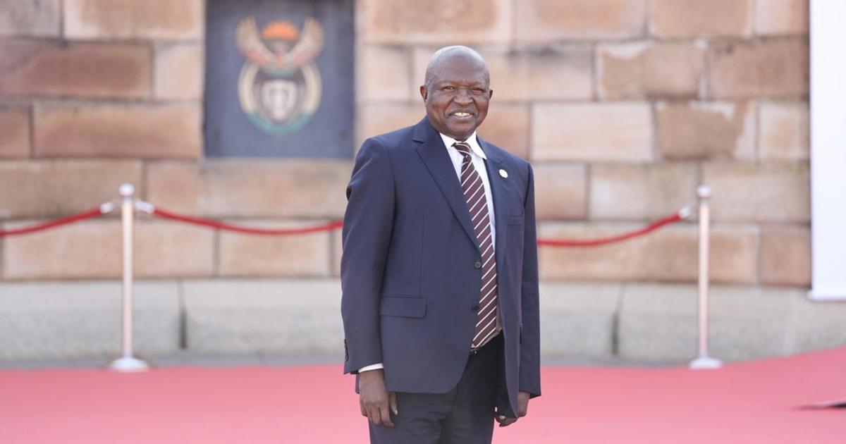 En deuil affluent vers la maison de Mabuza à Barberton