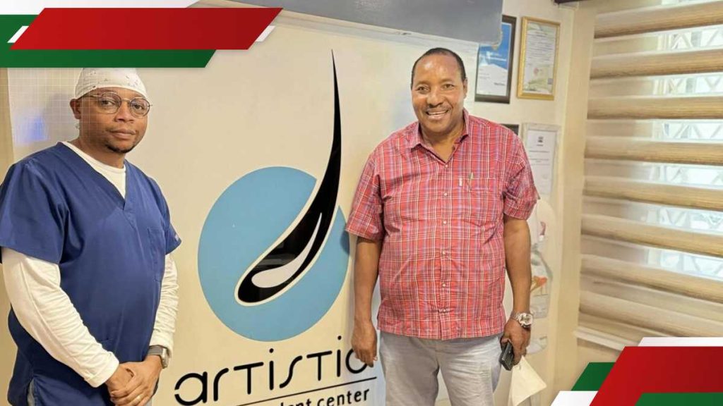 Le Doctor Who a transplanté les cheveux de Ferdinand Waititu deux fois, il effectue l'air sur la photo virale