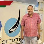 Le Doctor Who a transplanté les cheveux de Ferdinand Waititu deux fois, il effectue l'air sur la photo virale