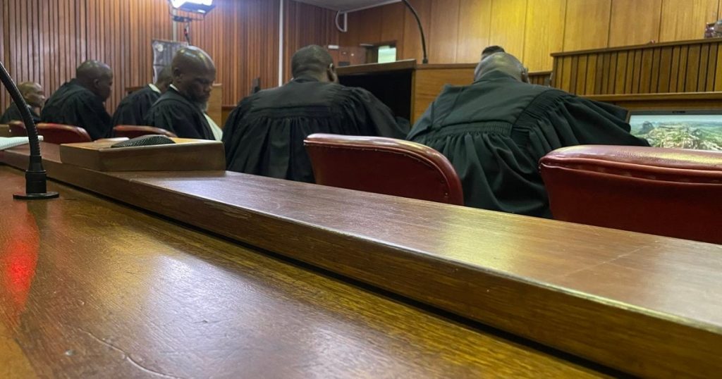 Les avocats demandent l'assurance que la décision pour que l'accusé porte des chaînes de jambe amorties soit permanente