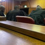 Les avocats demandent l'assurance que la décision pour que l'accusé porte des chaînes de jambe amorties soit permanente