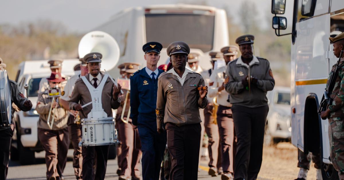 Les honneurs militaires et la chanson marquent le dernier voyage du vice-président David Mabuza à son domicile de Mpumalanga
