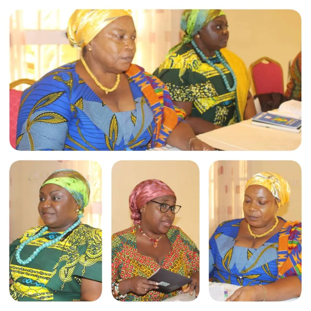 Plateaux de reine des dirigeants de la plateforme des mères Queen Ghana Plateaux de reine des dirigeants de la plateforme des mères Queen Ghana