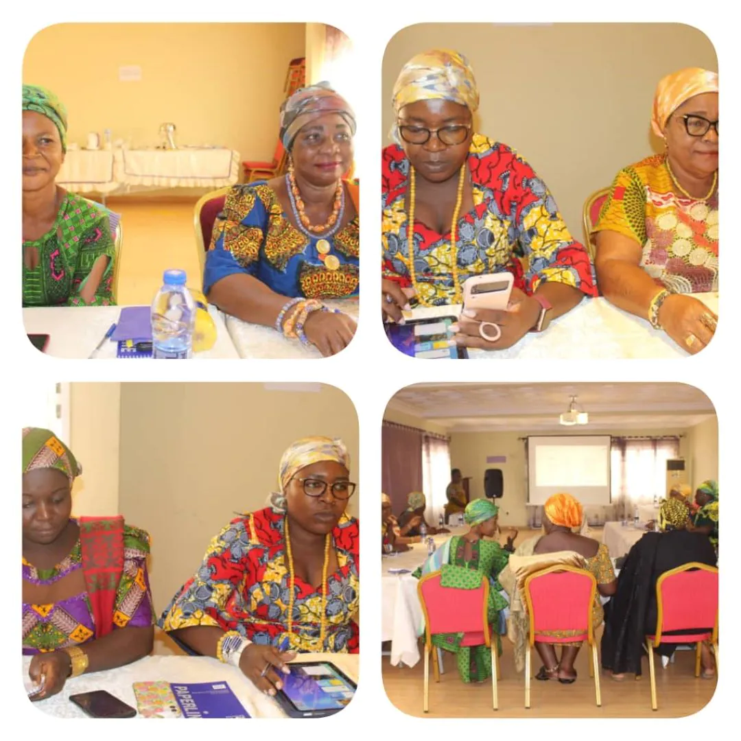 Plateaux de reine des dirigeants de la plateforme des mères Queen Ghana Plateaux de reine des dirigeants de la plateforme des mères Queen Ghana