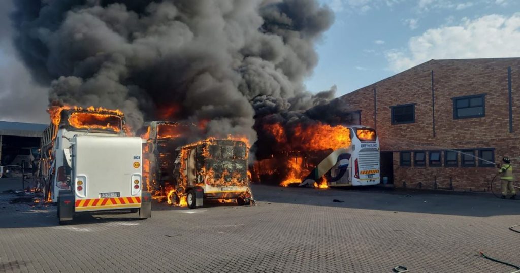 3 bus à longue distance et une remorque vidé dans Boksburg Blaze