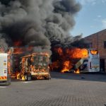 3 bus à longue distance et une remorque vidé dans Boksburg Blaze