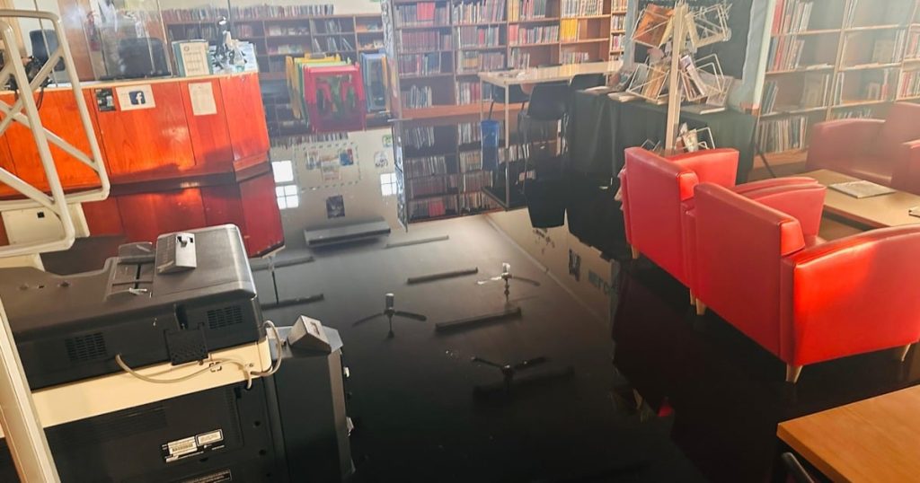 La bibliothèque de Lwandle a laissé inondé après l'introduction