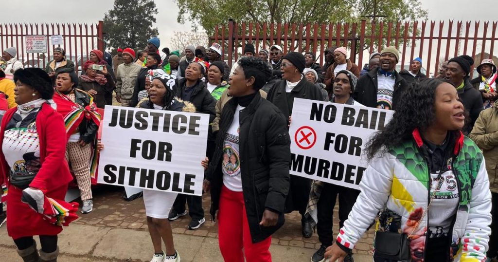 La demande de caution de trio accusé d'avoir tué l'ancien député de l'IFP Sithole a reporté