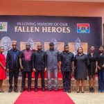 Le chef de la direction de la National Youth Authority (NYA), M. Osman Ayariga Esq., Parallèlement à ses deux députés, Alhaji Inusah Mahama et M. Jacob Adongo Atule, le mercredi 13 août 2025, a signé les livres de condoléances en l'honneur des dirigeants nationaux distingués qui ont tragiquement perdu leur vie dans le cas d'août du 6 août. Les défunts dirigeants, qui ont apporté des contributions importantes au développement des jeunes et au service national, ont été mémorisés avec un profond respect et gratitude. L'exercice solennel a été mené dans plusieurs institutions clés, notamment les Forces armées du Ghana, le ministère de la Défense, le ministère de l'Environnement, des Sciences, de la Technologie et de l'innovation, et l'Organisation nationale de gestion des catastrophes (NADMO). S'exprimant après l'hommage, M. Ayariga a réfléchi à l'immense perte pour la nation, en particulier pour le secteur de la jeunesse, notant que le défunt avait joué des rôles essentiels dans le mentorat des jeunes et l'élaboration des politiques qui autorisent la prochaine génération du Ghana. «Ils ont consacré leur vie au service et à créer des opportunités pour les jeunes Ghanéens. Leur décès est un rappel douloureux de la vie fragile, mais aussi de l'héritage durable qu'ils laissent derrière eux», a déclaré M. Osman Ayariga Esq. La NYA a réaffirmé son engagement à poursuivre le travail et la vision des défunts leaders, s'engageant à faire progresser les initiatives de développement des jeunes en leur honneur.