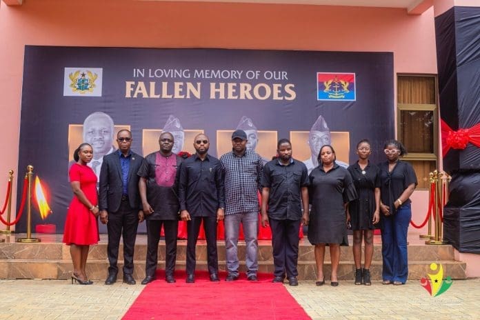 Le chef de la direction de la National Youth Authority (NYA), M. Osman Ayariga Esq., Parallèlement à ses deux députés, Alhaji Inusah Mahama et M. Jacob Adongo Atule, le mercredi 13 août 2025, a signé les livres de condoléances en l'honneur des dirigeants nationaux distingués qui ont tragiquement perdu leur vie dans le cas d'août du 6 août. Les défunts dirigeants, qui ont apporté des contributions importantes au développement des jeunes et au service national, ont été mémorisés avec un profond respect et gratitude. L'exercice solennel a été mené dans plusieurs institutions clés, notamment les Forces armées du Ghana, le ministère de la Défense, le ministère de l'Environnement, des Sciences, de la Technologie et de l'innovation, et l'Organisation nationale de gestion des catastrophes (NADMO). S'exprimant après l'hommage, M. Ayariga a réfléchi à l'immense perte pour la nation, en particulier pour le secteur de la jeunesse, notant que le défunt avait joué des rôles essentiels dans le mentorat des jeunes et l'élaboration des politiques qui autorisent la prochaine génération du Ghana. «Ils ont consacré leur vie au service et à créer des opportunités pour les jeunes Ghanéens. Leur décès est un rappel douloureux de la vie fragile, mais aussi de l'héritage durable qu'ils laissent derrière eux», a déclaré M. Osman Ayariga Esq. La NYA a réaffirmé son engagement à poursuivre le travail et la vision des défunts leaders, s'engageant à faire progresser les initiatives de développement des jeunes en leur honneur.