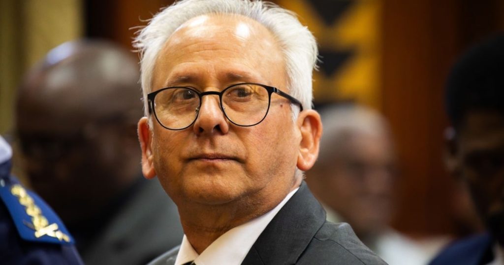 Le ministre de la police par intérim, Cachalia, a déclaré que les policiers ne peuvent pas lutter contre le crime avec une «violence effrénée»