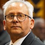 Le ministre de la police par intérim, Cachalia, a déclaré que les policiers ne peuvent pas lutter contre le crime avec une «violence effrénée»