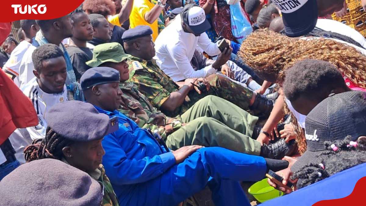 Les jeunes d'Eldoret étendent la branche d'olivier à la police, polissent leurs bottes comme un geste de paix: «Nous serons unis»