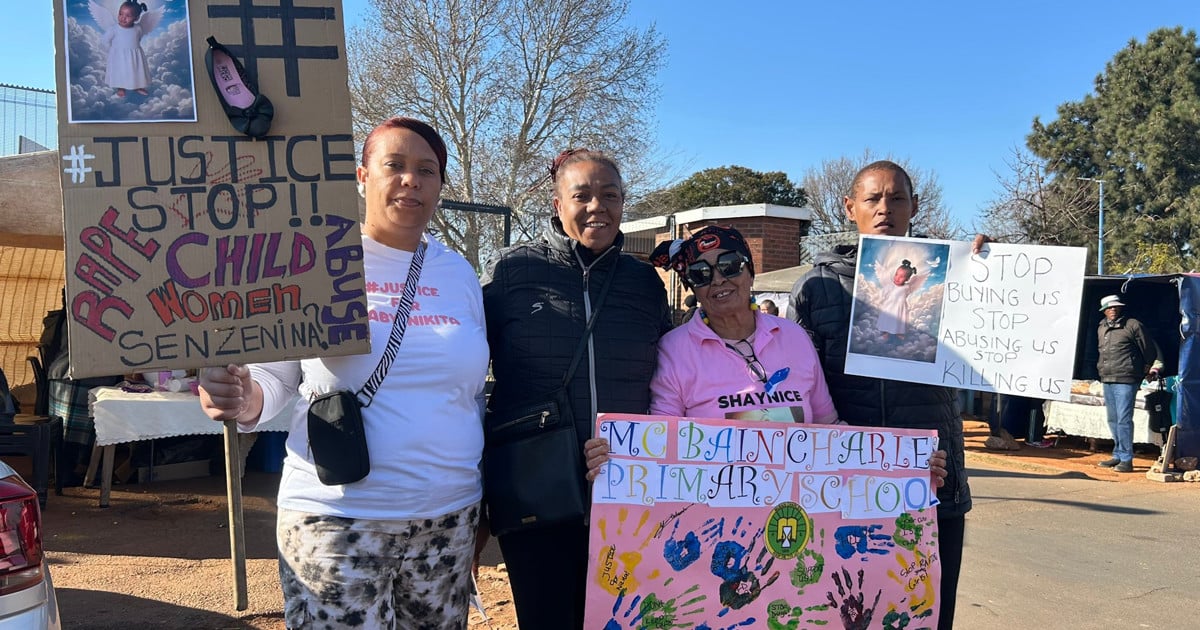 Les membres de la communauté se réunissent au tribunal où le couple Eldorado Park à comparaître pour meurtre, abus de petite fille