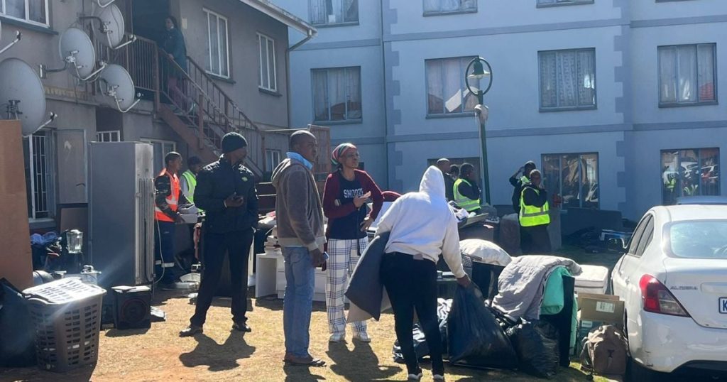 Les résidents occupant un bloc d'appartements à Germiston CBD expulsé pour ne pas payer le loyer