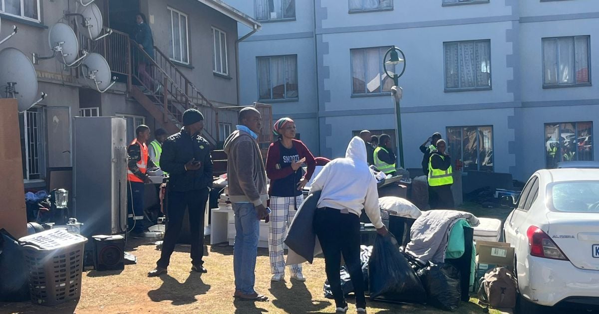 Les résidents occupant un bloc d'appartements à Germiston CBD expulsé pour ne pas payer le loyer