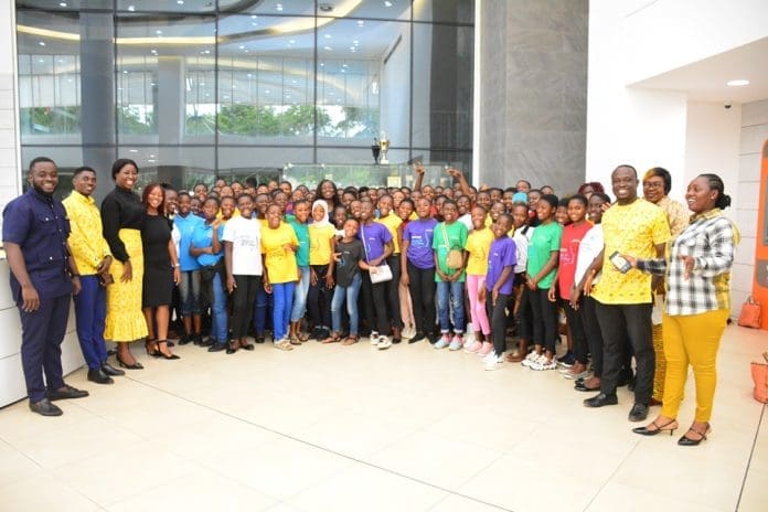 Une image de groupe des filles dans les bénéficiaires des TIC et certains mentors de MTN Ghana