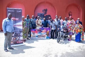 Gestion de Somoco Ghana Limited sur une photo pendant l'exercice de don