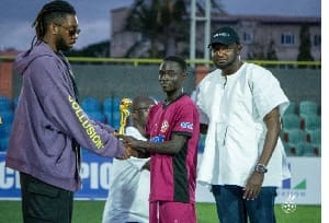 Jeremiah Abalo M reçoit son prix