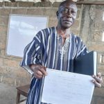 Chef légitime de Sowutuom Nii Afutu Kotei III affichant son gaze aux journalistes
