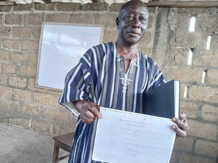 Chef légitime de Sowutuom Nii Afutu Kotei III affichant son gaze aux journalistes