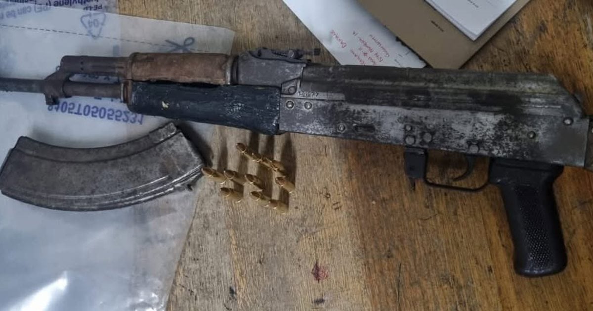 La police confisque le fusil AK-47, le pistolet, l'arrestation 2 personnes à Gugulethu