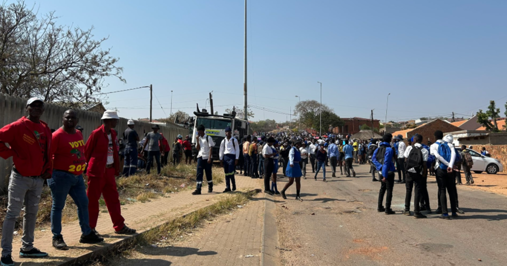 Les élèves protestent à l'école secondaire Tiyelelani à Soshanguve