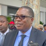 Malgré les préoccupations de la Commission des droits de l'homme, Lesufi insiste sur le fait que les expulsions se déroulent