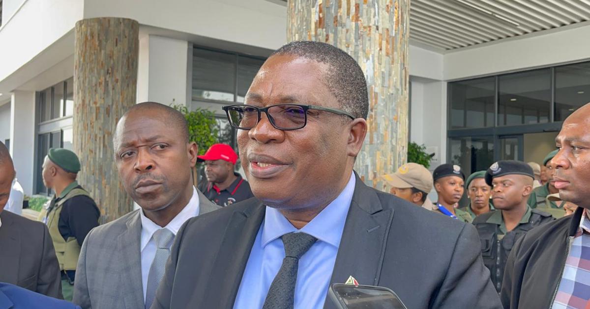Malgré les préoccupations de la Commission des droits de l'homme, Lesufi insiste sur le fait que les expulsions se déroulent