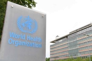 Cette photo prise le 21 mai 2023 montre le logo de l'Organisation mondiale de la santé (OMS) avec le siège de l'OMS en arrière-plan à Genève, en Suisse. (Xinhua / lian yi)