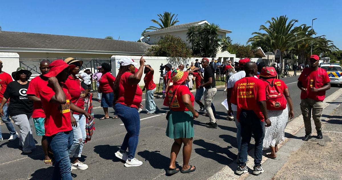 Des grenades assourdissantes ont été utilisées pour disperser la manifestation de l'EFF à Milnerton High suite à l'agression d'une école
