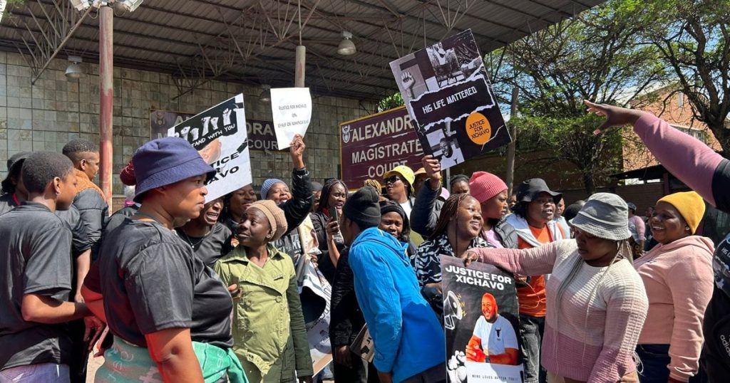 Des manifestants à l'extérieur d'Alex Court appellent sans caution pour une femme accusée de meurtre de petit ami