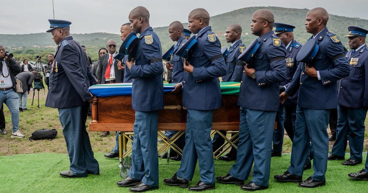 Funérailles officielles spéciales en cours pour le regretté ambassadeur Nathi Mthethwa dans le nord du KZN