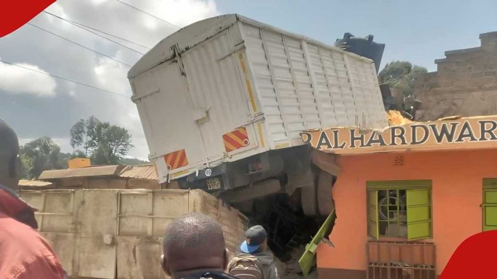 Kiambu : scène déroutante alors qu'un camion s'écrase dans une quincaillerie et reste suspendu sur le toit