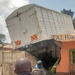 Kiambu : scène déroutante alors qu'un camion s'écrase dans une quincaillerie et reste suspendu sur le toit