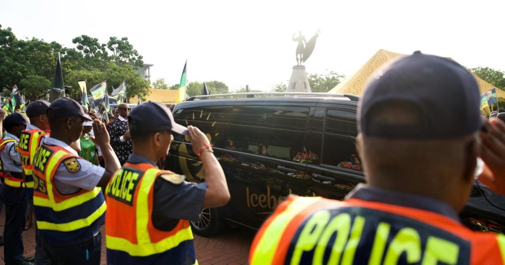 La dépouille mortelle de l'ambassadeur Nathi Mthethwa est de retour dans sa propriété