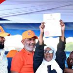 La famille Mombasa reçoit un acte de titre après 43 ans de vie comme des squatters
